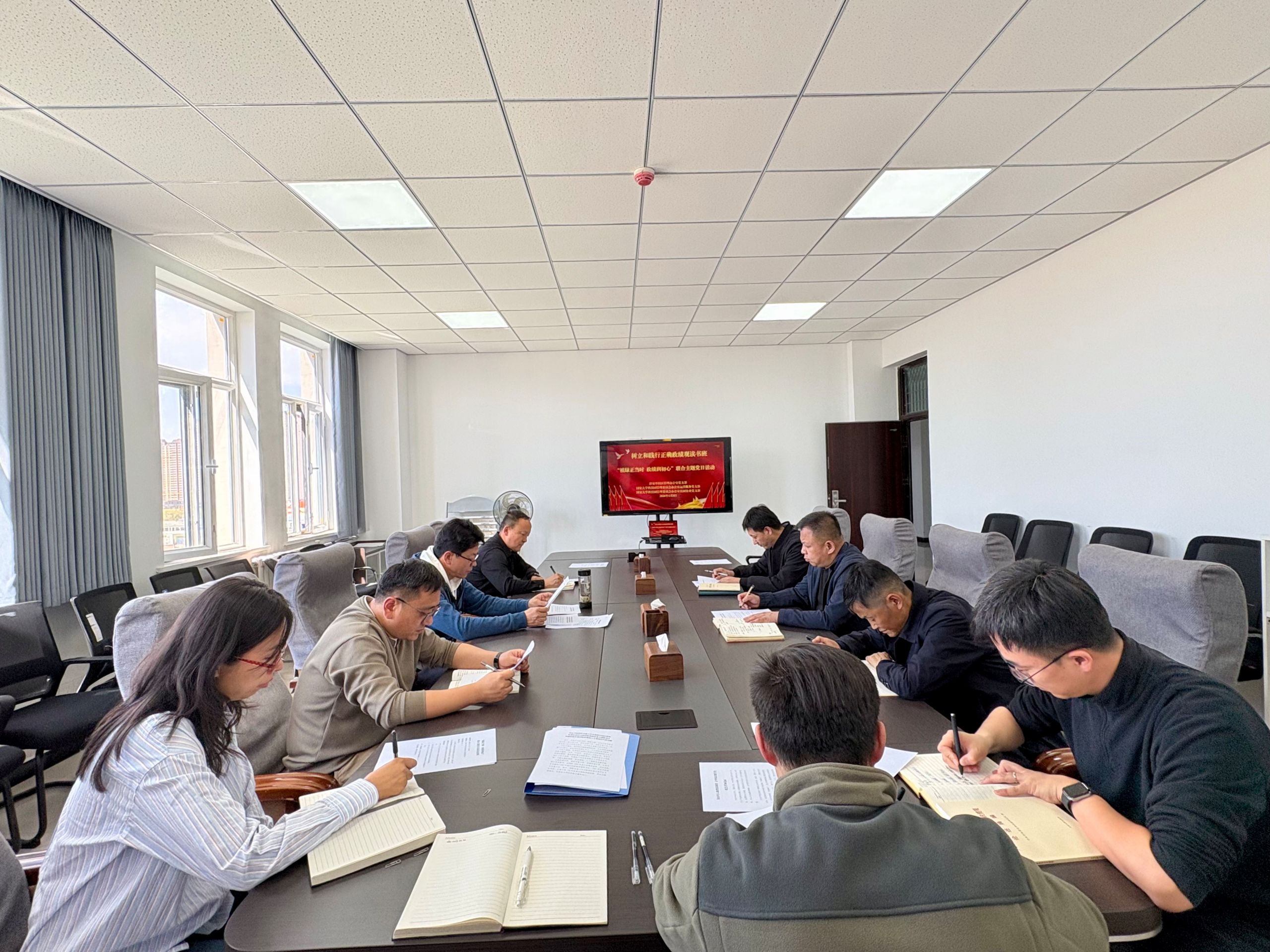 国家大学科技园开展“植绿正当时，政绩润初心”支部共建植树活动